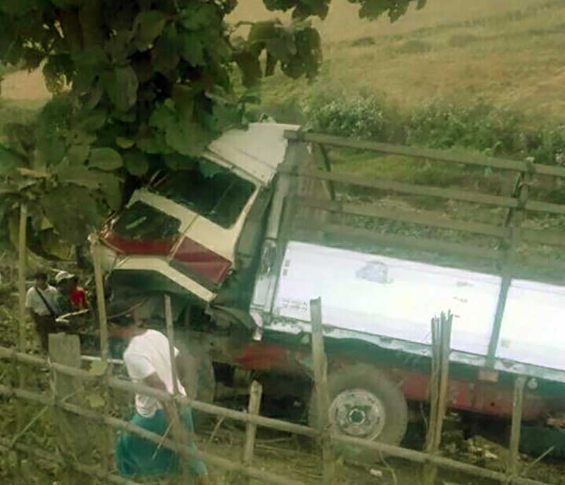 မိုးညႇင္းတြင္ ၁၂ ဘီးယာဥ္က သစ္ပင္ကုိ ၀င္တိုက္၊ ၁ ဦး ေသဆံုး