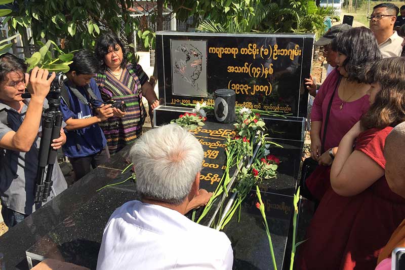ကဗ်ာဆရာႀကီးတင္မိုး၏ အ႐ိုးျပာအိုး ေရေ၀းသုသာန္တြင္ ဂူသြင္း (ဓာတ္ပံု)