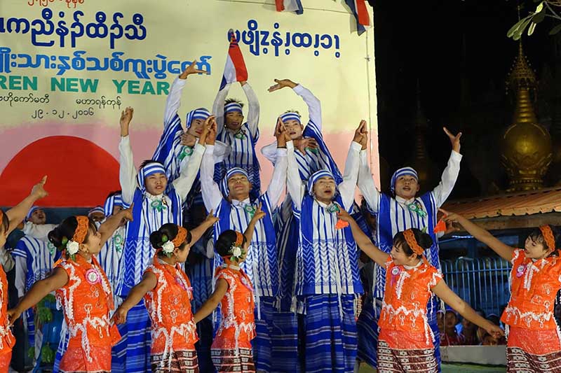 အာလိန္ငါးဆင့္ေက်ာင္းဝင္းအတြင္း ကရင္ႏွစ္သစ္ကူးျမင္ကြင္း (ဓာတ္ပံု)
