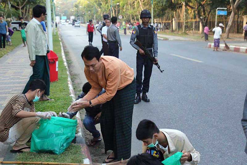 ဝန္ႀကီးခ်ဳပ္ ဦးၿဖဳိးမင္းသိန္းႏွင့္ အစိုးရအဖြဲ႔ဝင္မ်ား ရန္ကုန္တကၠသိုလ္ဝင္းအတြင္း သန္႔ရွင္းေရးျပဳလုပ္