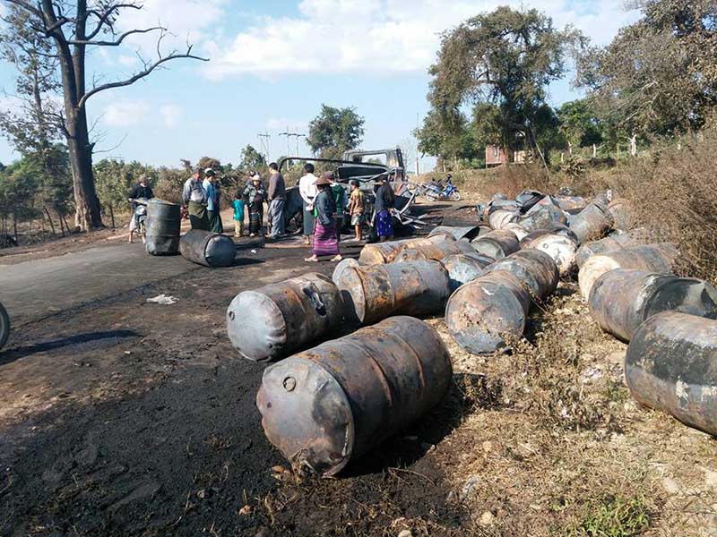 ကသာ-ျမစ္ႀကီးနားလမ္းေပၚတြင္ ဒီဇင္ေပပါမ်ား တင္လာသည့္ ၁၀ ဘီးယာဥ္ မီးေလာင္