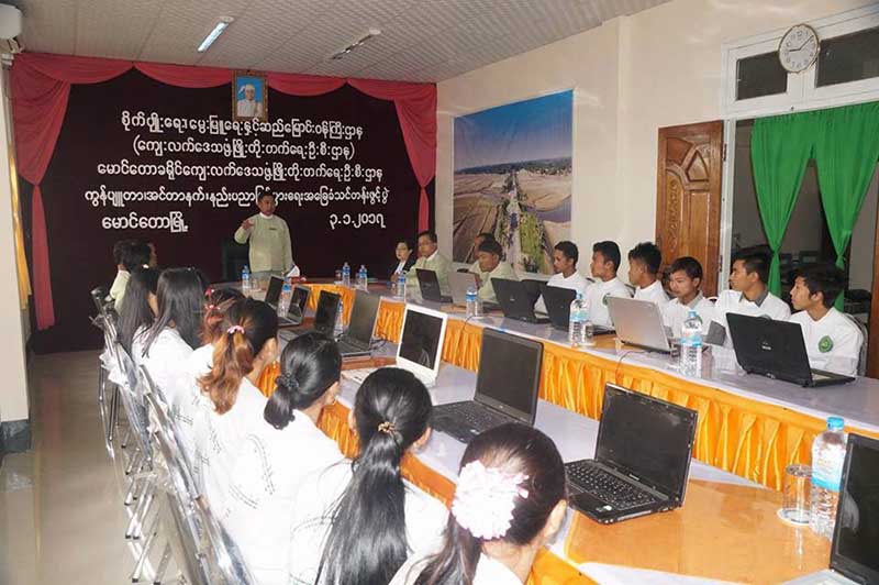ေမာင္ေတာေဒသခံလူငယ္မ်ားကို အသက္ေမြး၀မ္းေက်ာင္းသင္တန္းေပးေန