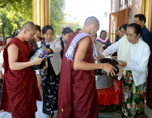 လူထု​ေဒၚအမာ ​ေမြး​ေန့​ ဆြမ္း​ကပ္လႉ
