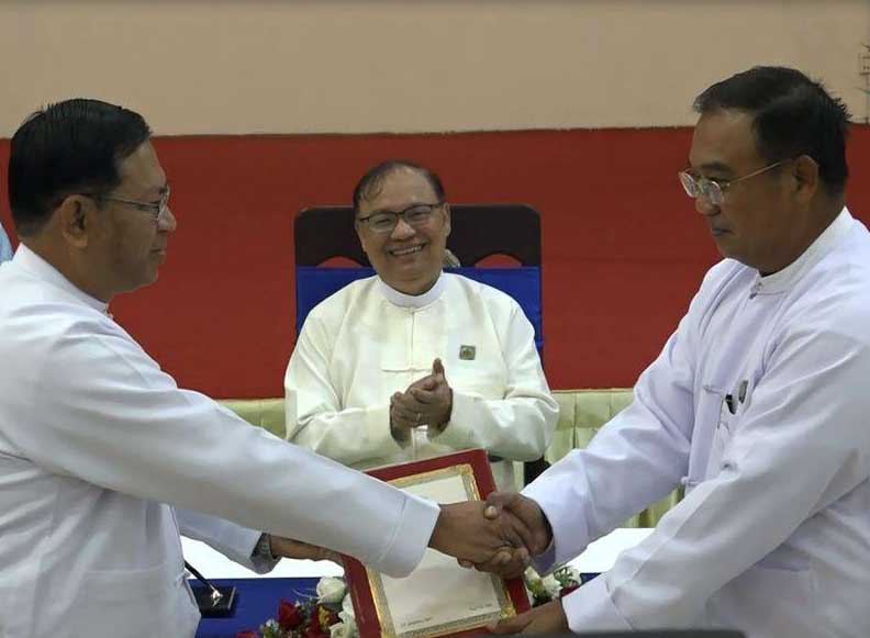 စတုတၳေျမာက္ ဆက္သြယ္ေရးေအာ္ပေရတာလုပ္ငန္းလုိင္စင္ေပးအပ္