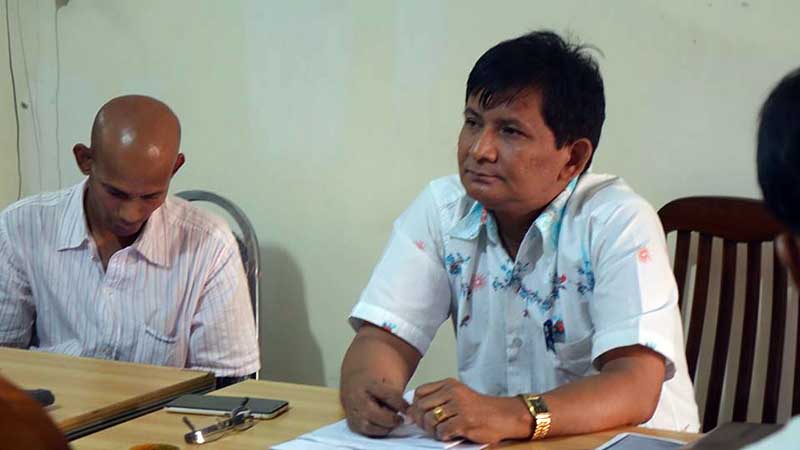 ဂ်ာနယ္ထုတ္ေ၀သူ ဦးခင္ေမာင္ေအး ေနအိမ္ကုိ ရဲတပ္ဖြဲ႔ ၀င္ေရာက္ရွာေဖြမႈ သတင္းစာရွင္းလင္း