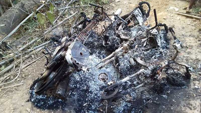 တရားမ၀င္သစ္ သြားေရာက္ဖမ္းဆီးသည့္ သစ္ေတာ၀န္ထမ္မ်ား၏ ဆုိင္ကယ္ ၃ စီး မီး႐ႈိ႕ဖ်က္ဆီးခံရ