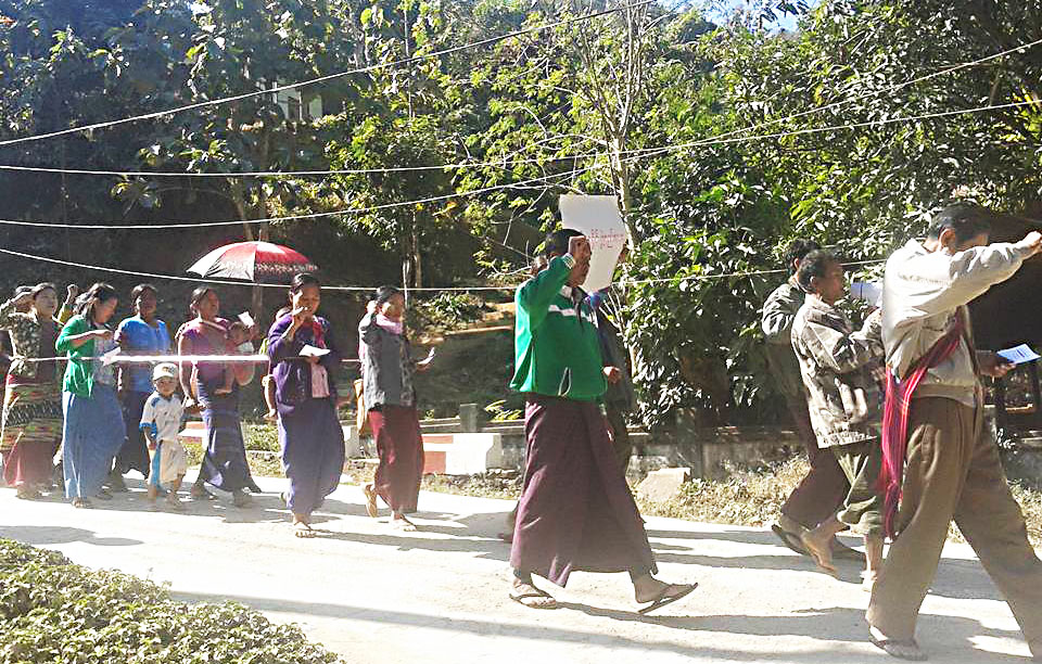 ပလက္ဝၿမိဳ႕ကုိ ခ႐ုိင္အျဖစ္ သတ္မွတ္ေပးရန္ ၿမိဳ႕ခံလူထု ဆႏၵျပ