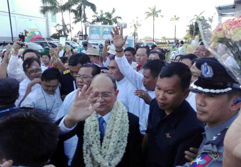 အာရွေကာ္စမုိပုိလစ္တန္ဆုရွင္ သမၼတေဟာင္း ဦးသိန္းစိန္ကို ေလဆိပ္၌ႀကဳိဆို (ဓာတ္ပံု)