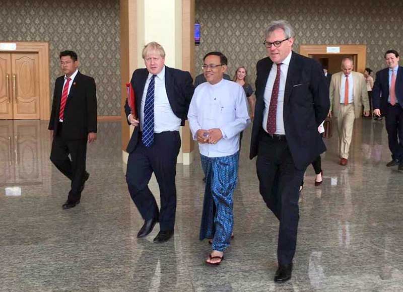 ၿဗိတိန္ႏုိင္ငံျခားေရး၀န္ႀကီး ျမန္မာႏိုင္ငံေရာက္ရွိ၊ ဒီမိုကေရစီအသြင္ကူူးေျပာင္းေရးမျပည့္စံုေသးဟုဆို