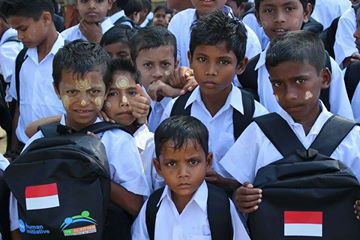 အင္ဒိုနီးရွားႏိုင္ငံျခားေရးရာဝန္ႀကီး ဘဂၤလီေက်ာင္းႏွစ္ခုကုိ သြားေရာက္ဖြင့္လွစ္