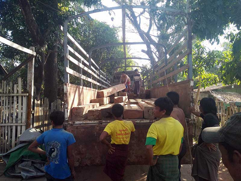 ဥကၠံၿမိဳ႕တြင္ ၁၂ ဘီးယာဥ္ျဖင့္ သယ္လာသည့္ တရားမဝင္ပိေတာက္ခြဲသားမ်ား ဖမ္းမိ
