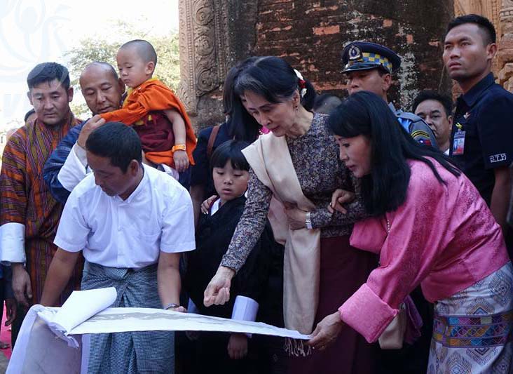 ေဒၚေအာင္ဆန္းစုၾကည္ႏွင့္ ဘူတန္ဘုရင္ေဆြေတာ္မ်ဳိးေတာ္မ်ား ပုဂံဘုရားမ်ား ဖူးေမွ်ာ္ (ဓာတ္ပံု)