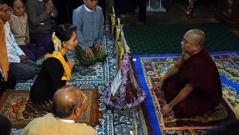 ေဒၚေအာင္ဆန္းစုၾကည္ မဟာဝိသုတာ႐ံုေက်ာ္ေစာေက်ာင္း ဆရာေတာ္ကို ဖူးေျမာ္ (သတင္းဓာတ္ပုံ)