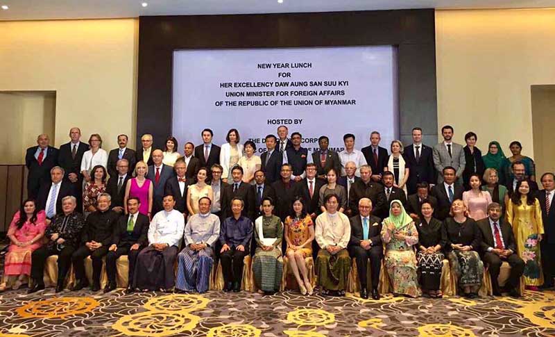 ေဒၚေအာင္ဆန္းစုၾကည္ သံတမန္တည္ခင္းသည့္ ေန႔လယ္စာစားပြဲတက္