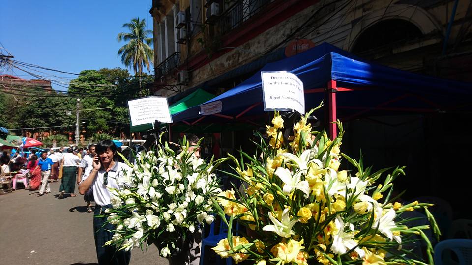 လုပ္ႀကံခံခဲ့ရသည့္ ဦးကိုနီရဲ႕ အိမ္​​ေရွ႕ ျမင္​ကြင္​း