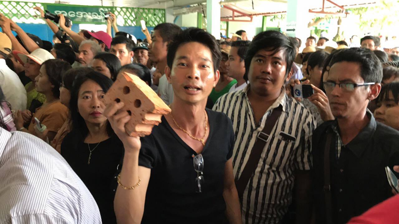 ကုိေန၀င္း ေသနတ္သမားအား ပစ္ေပါက္ခဲ့သည့္ အုတ္နီခဲ (ဓာတ္ပုံ)
