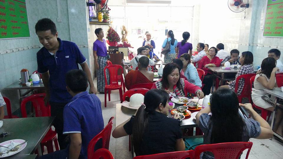 တခါစား​ ၅၀၀ က်ပ္ ထမင္​းဆုိင္ ​စားသုံးသူ မ်ားျပား (ဓာတ္ပံု)
