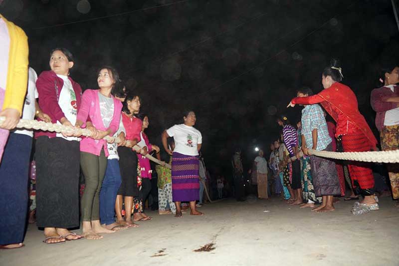 ဆန္ေရစပါးေပါမ်ားရန္ ရည္ရြယ္က်င္းပသည့္ ရခိုင္​႐ိုးရာရထားဆြဲပြဲ (ဓာတ္ပံု)