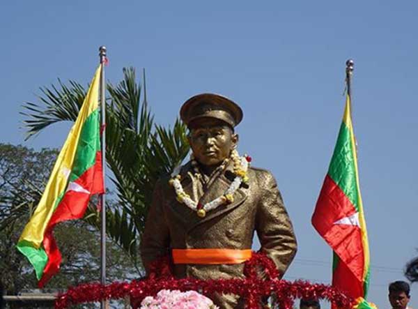 ေနျပည္​​ေတာ္​ လယ္​​ေဝးၿမိဳ႕နယ္​တြင္ ဗုိလ္​ခ်ဳပ္​​ေၾကး႐ုပ္​ထု စုိက္​ထူထားရွိ