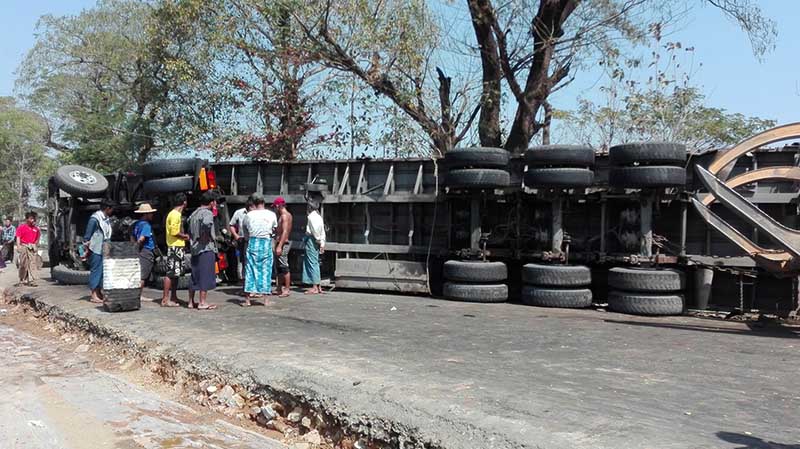 ျဖဴးၿမိဳ ႔အနီး တရားမဝင္သစ္မ်ား တင္ေဆာင္လာသည့္ကားႏွင့္ ၂၂ ဘီးတြဲကား တိုက္မိ
