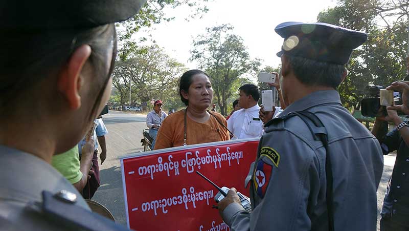 ပဲခူးၿမဳိ႕မွ ေနျပည္ေတာ္ လမ္းေလွ်ာက္ဆႏၵထုတ္ေဖာ္သူ တားဆီးခံရ