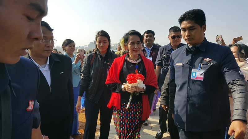 ႏိုင္ငံေတာ္ အတိုင္ပင္ခံပုဂၢိဳလ္ ေဒၚေအာင္ဆန္းစုၾကည္ ပင္လံုတကၠသိုလ္ေရာက္ရွိ(ဓာတ္ပံု)