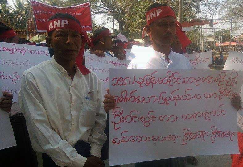 ႏိုင္ငံသားမဟုတ္သူကို မွတ္ပံုတင္ထုတ္ေပးမႈ အေရးယူေပးရန္ ဆႏၵျပ