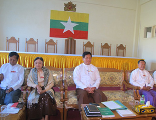 ေ႐ြး​ေကာက္ပြဲ​ေကာ္မ႐ွင္ သတင္း​စာ႐ွင္း​လင္း​ပြဲ ျပုလုပ္