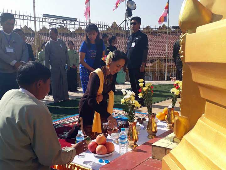 ဗိုလ္ခ်ဳပ္ေအာင္ဆန္းေမြးေန႔အထိမ္းအမွတ္ ေဒၚေအာင္ဆန္းစုၾကည္ ဖေယာင္းတိုင္ ထြန္းညိႇပူေဇာ္ (ဓာတ္ပံု)