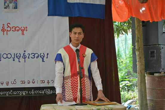 ပဒုိမန္းရွာလူငယ္ေခါင္းေဆာင္ဆုကို ကရင္စာေပျမႇင့္တင္လုပ္ေဆာင္သည့္ စသူလႈိင္၀င္းအားခ်ီးျမႇင့္