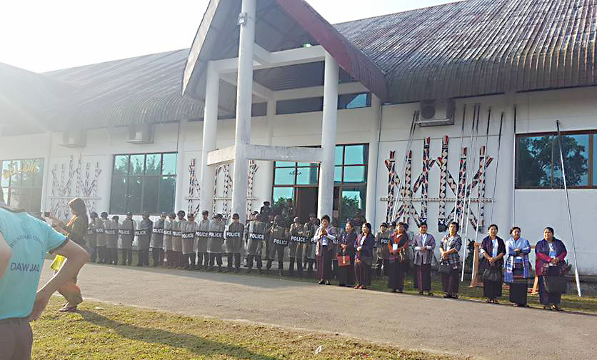ကခ်င္အမ်ဳိးသားညီလာခံက်င္းပေနသည့္ မေနာကြင္းကုိ ရဲမ်ား ဝင္ေရာက္စီးနင္း
