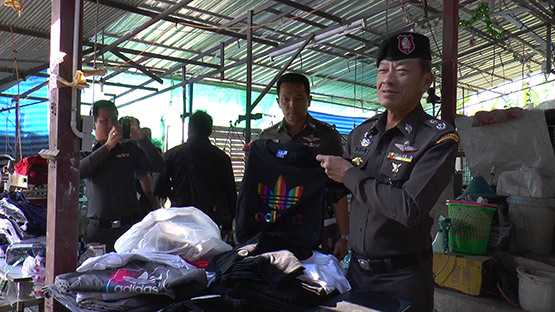 ဘန္ေကာက္တြင္ ျမန္မာလုပ္သားမ်ားအလုပ္လုပ္ေနသည့္ နာမည္ႀကီး တံဆိပ္အတုျပဳလုပ္သည့္ စက္႐ံုကို ၀င္ေရာက္ဖမ္းဆီး