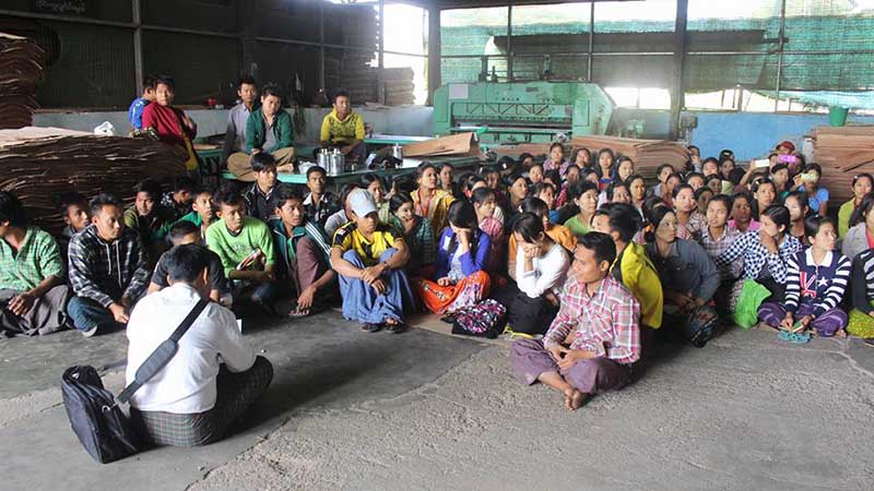 မံုရြာသစ္ပါးလႊာစက္႐ံုက ၀န္ထမ္းမ်ား ထိုင္သပိတ္ျပဳလုပ္ဆႏၵျပ