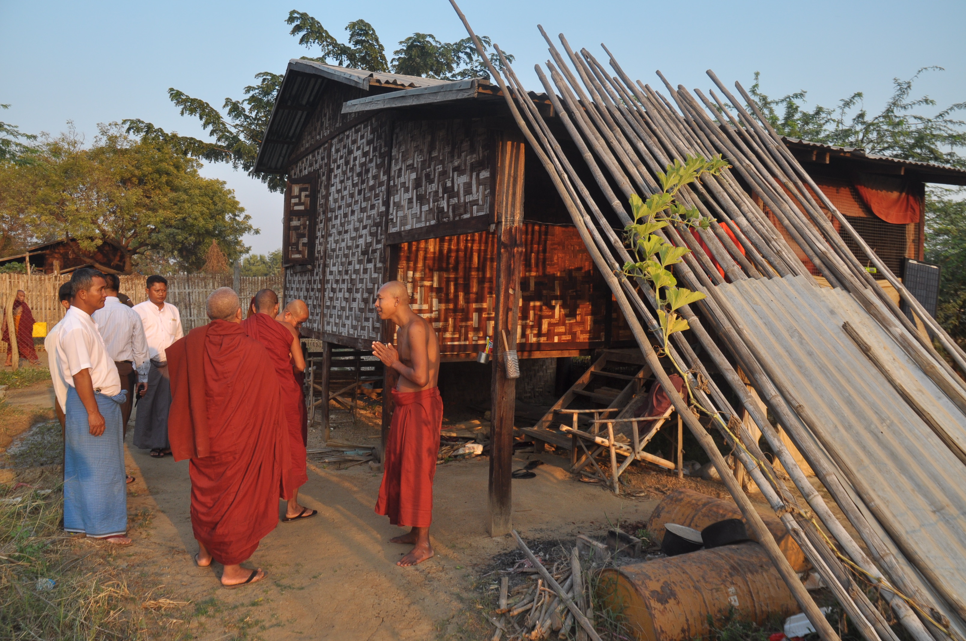 မံုရြာၿမိဳ႕ေပၚက က်ဴးေက်ာ္ဘုန္းႀကီးေက်ာင္းမ်ားကို ၿမိဳ႕နယ္သံဃာ့နာယကအဖြဲ႔က လိုက္လံရွင္းလင္း