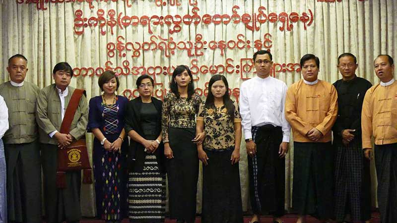 လုပ္ႀကံခံခဲ့ရသည့္ ဦးကုိနီႏွင့္ ကုိေနဝင္းတုိ႔ကုိ ရည္စူးၿပီး ဂုဏ္ျပဳခ်ီးျမႇင့္ေငြမ်ား ေပးအပ္ (ဓာတ္ပုံ)