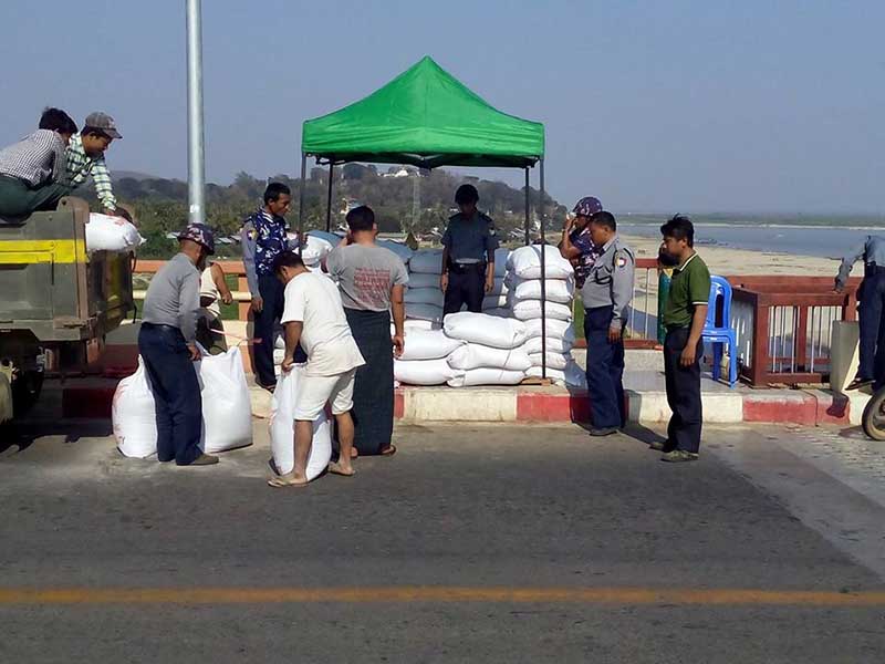 တံတားကို မိုင္းခြဲမယ္ဆိုတဲ့ သတင္းေၾကာင့္ ရဲ၊ စစ္တပ္ေပါင္းၿပီး လံုၿခံဳေရးယူ