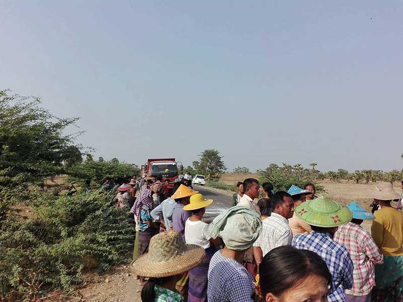 ကုမၸဏီကား ႏြားကုိ၀င္တုိက္မႈ ေျဖရွင္းေပးရန္ ေဒသခံမ်ား ပိတ္ဆုိ႔ေတာင္းဆုိ