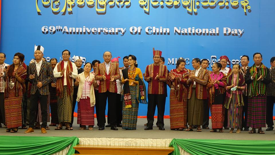 ပညာထူးခၽြန္သည့္ ခ်င္းတိုင္းရင္းသားမ်ားကို ေဒၚေအာင္ဆန္းစုၾကည္ ဂုဏ္ျပဳဆုမ်ား ေပးအပ္ခ်ီးျမႇင့္