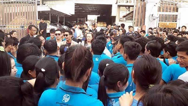 ဆႏၵျပ ျမန္မာအလုပ္သမား ၃၀၀ ေက်ာ္၏ ေတာင္းဆုိခ်က္ ထုိင္းအလုပ္ရွင္ လိုက္ေလ်ာ