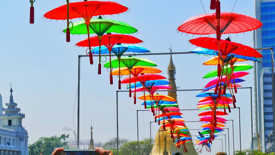 ပုသိမ္​ထီး​ေလးမ်ားႏွင္​့ အလွဆင္​ထားသည့္ ဆူး​ေလ​ခုံးေက်ာ္​တံတား (ဓာတ္ပံု)