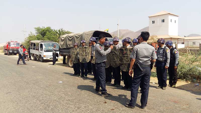လက္ပံေတာင္းတြင္ ကုမၸဏီကားမ်ားအား ပိတ္ဆို႔ဆႏၵျပ၊ လံုၿခံဳေရးအင္အား တိုးျမႇင့္