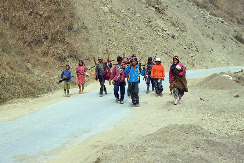 ဟားခါး-ထန္တလန္ ကားလမ္းေပၚက အမဲလိုက္မုဆိုးမ်ား - (ဓာတ္ပံု)