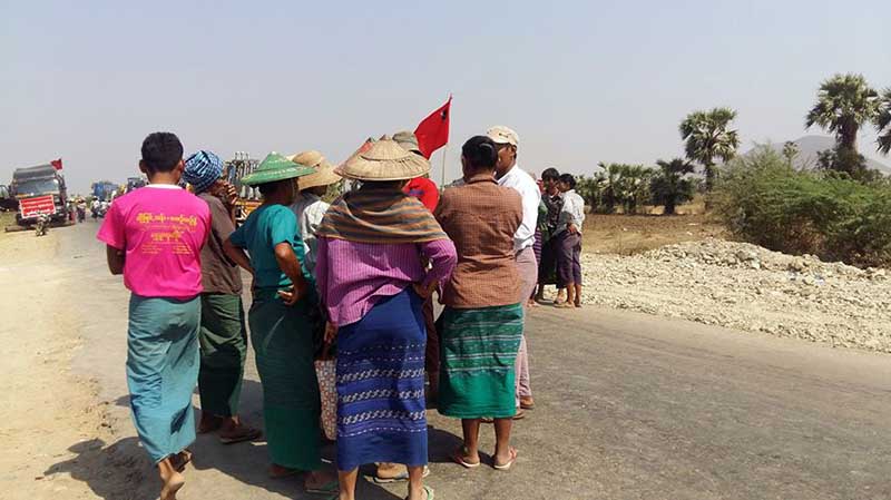 လက္ပံေတာင္းတြင္ ကုမၸဏီကားမ်ားအား ပိတ္ဆို႔ဆႏၵျပသူ ၂၅ ဦးကုိ ရဲက အမႈဖြင့္