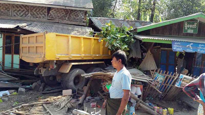 ဆည္ေျမာင္းကားက အရွိန္လြန္ၿပီး လူေနအိမ္ႏွင့္ဆိုင္ကယ္မ်ားကုိ တိုက္