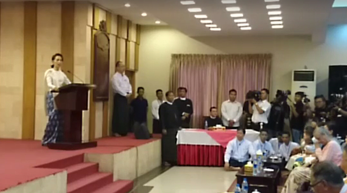 ဦးကိုနီႏွင့္ ဦးေန၀င္းတို႔ကုိ အာဇာနည္သူရဲေကာင္းမ်ားအျဖစ္ ေဒၚေအာင္ဆန္းစုၾကည္ ဂုဏ္ျပဳ