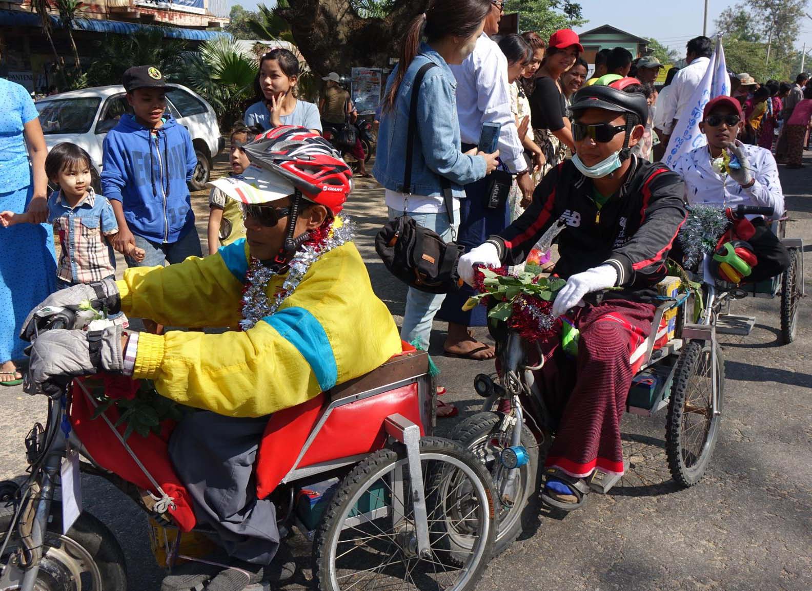 ဘီးတပ္လွည္းျဖင့္ခရီးရွည္ ၿငိမ္းခ်မ္းေရးလႈပ္ရွားသူမ်ား ေနျပည္ေတာ္ေရာက္ရွိ (ဓာတ္ပံု)