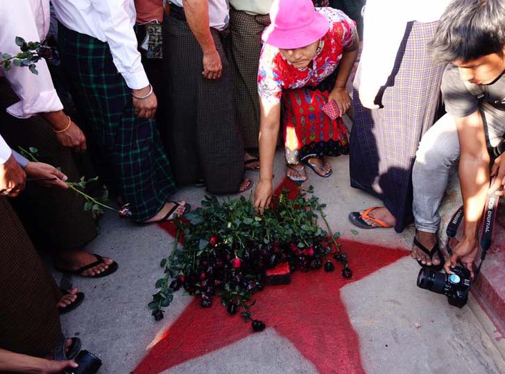 ဦးကိုနီႏွင့္ ဦးေန၀င္းတို႔အတြက္ ရန္ကုန္ေလဆိပ္တြင္ ႏွင္းဆီပန္းအနက္မ်ားခ်ၿပီးဂုဏ္ျပဳ