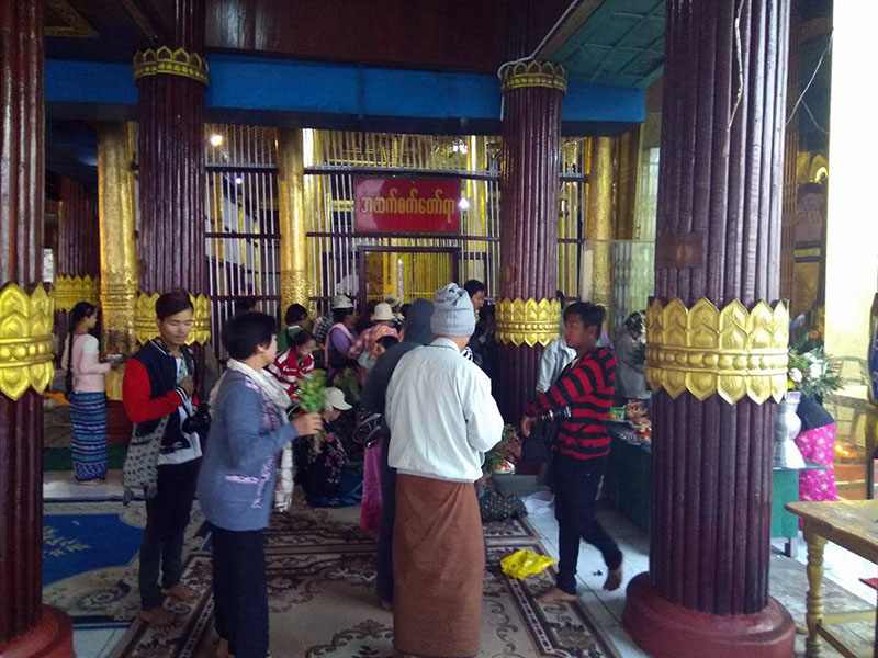 မန္းေရႊစက္ေတာ္ရာ ဘုရားပြဲ ဘုရားဖူးသူမ်ားႏွင့္စည္းကား- သတင္းဓာတ္ပံု