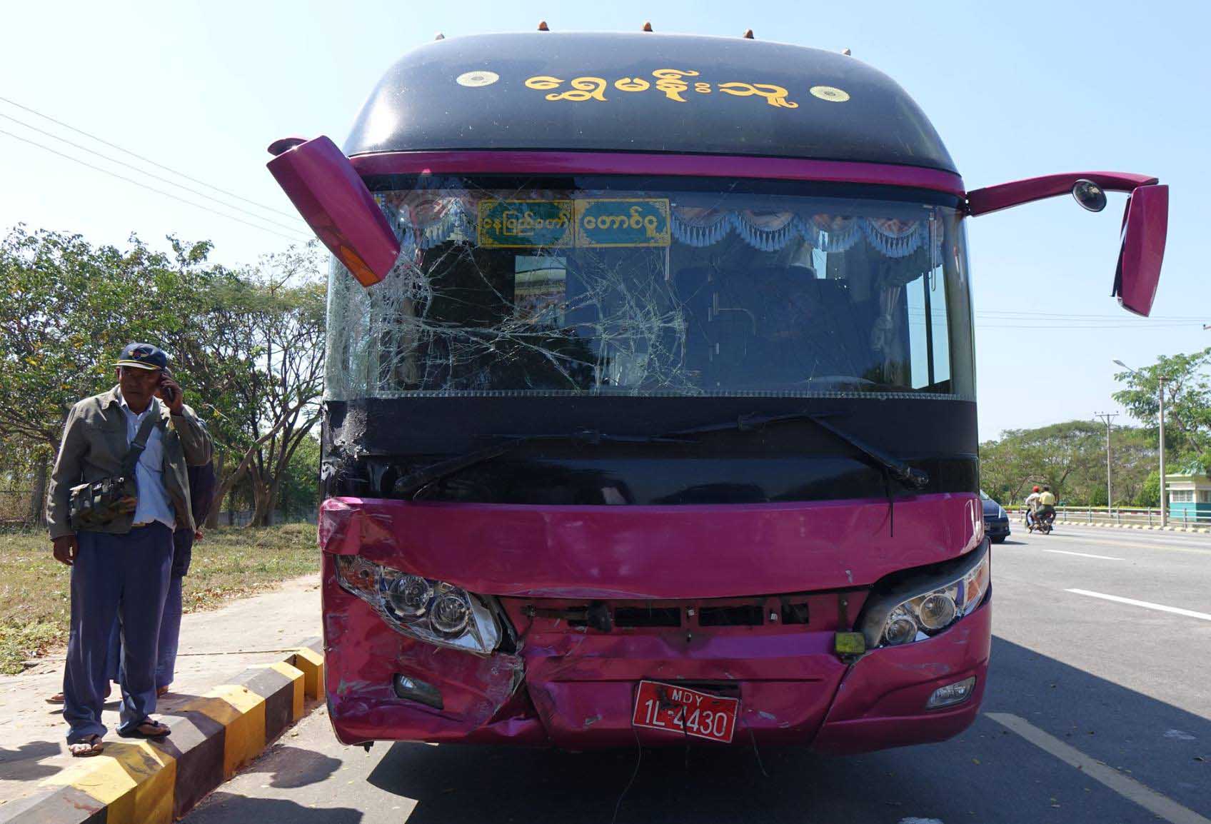 ေရႊမန္းသူ Express ႏွင့္ လူနာတင္ယာဥ္ တိုက္မိ