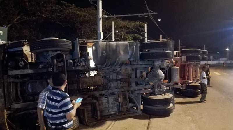 ကမ္းနားလမ္းတြင္ ကြန္တိန္နာယာဥ္ တိမ္းေမွာက္ (ဓာတ္ပုံ)